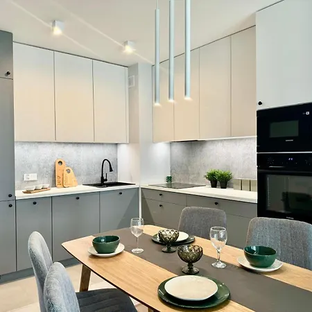 Grunwald - Ptasia 300m Od Stadionu * Познань